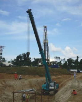 La grue sur chenilles à flèche télescopique SWTC35 a été utilisée dans un environnement étroit sur un chantier de construction au Pérou.
