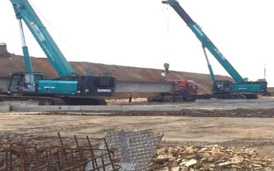 La grue sur chenilles à flèche télescopique SWTC75 a été utilisée pour la construction d'une voie rapide périphérique à Qujing, Yunnan.